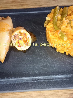 Una foto de Calamares rellenos con arroz y verduras