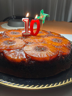 Una foto de Torta-coca, con piña caramelizada