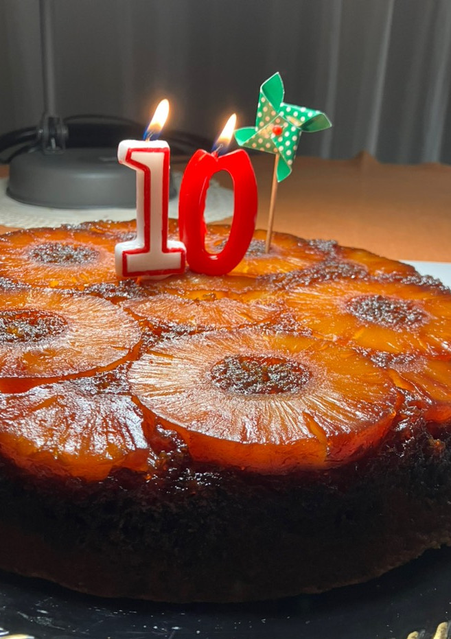 Una foto de Torta-coca, con piña caramelizada