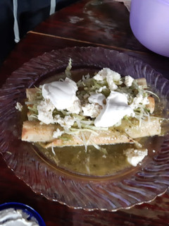 Una foto de Enchiladas verdes con tacos fritos rellenos de pollo