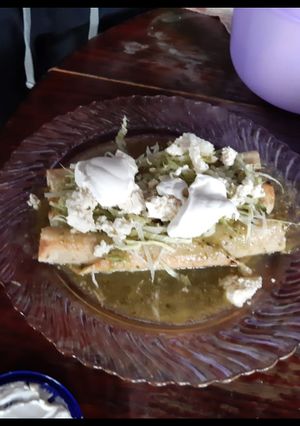 Una foto de Enchiladas verdes con tacos fritos rellenos de pollo