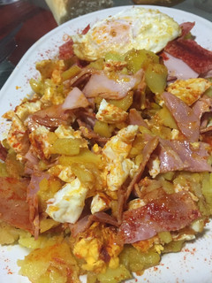 Una foto de Huevos rotos con lacón