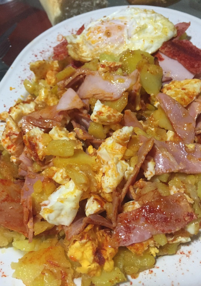 Una foto de Huevos rotos con lacón