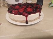 Una foto de tarta de queso con gelatina de fresas