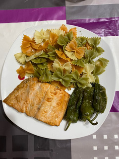 Una foto de Salmón con Pasta y Pimiento del Padrón