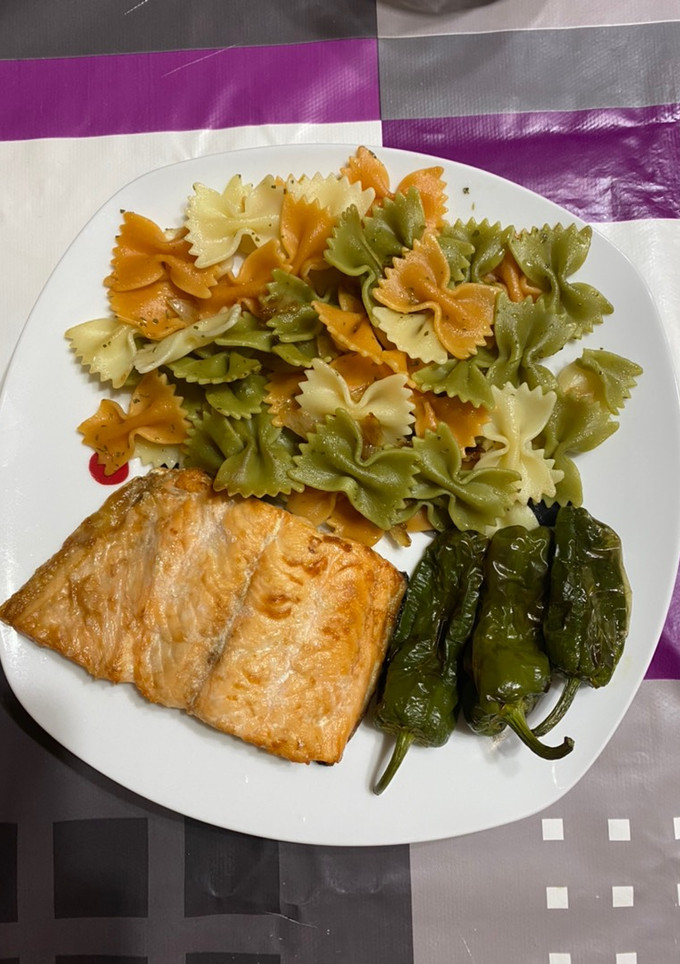 Una foto de Salmón con Pasta y Pimiento del Padrón