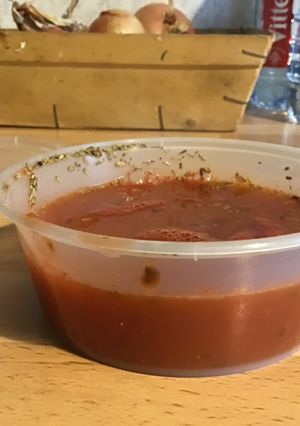 Une photo de Bouillon de tomates aux herbes