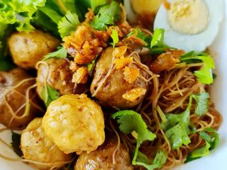 หมี่คลุกลูกชิ้นเอ็น ⭐