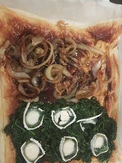 Una foto de Hojaldre de espinacas y cebolla con queso de cabra