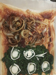 Una foto de Hojaldre de espinacas y cebolla con queso de cabra