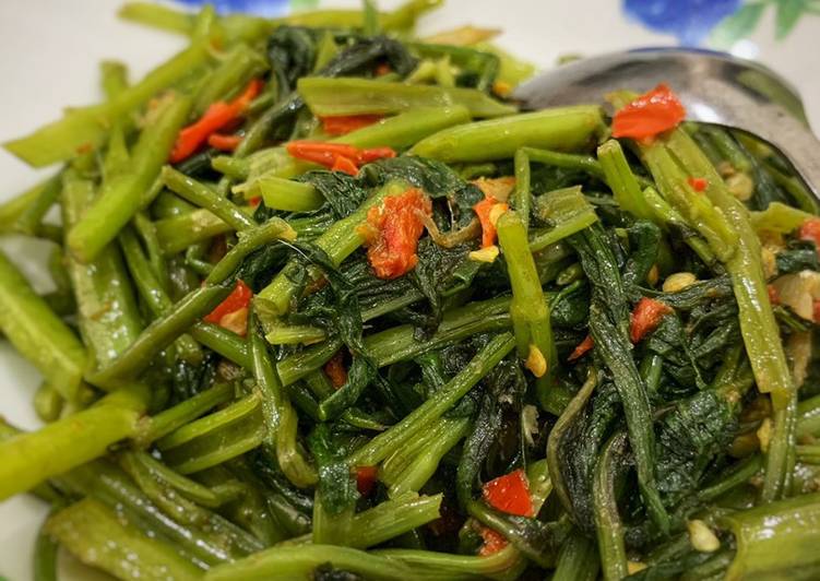 Arahan Memasak Kangkung goreng ikan masin jeruk yang Lezat