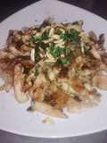 Salteado de pollo con hongos y almendras 