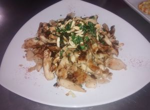 Una foto de Salteado de pollo con hongos y almendras 