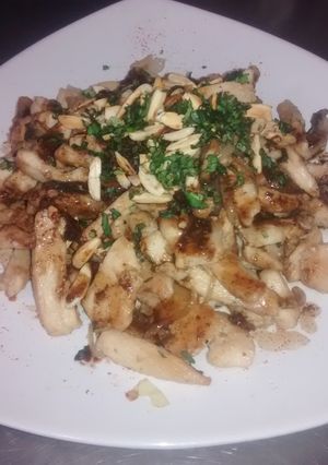 Una foto de Salteado de pollo con hongos y almendras