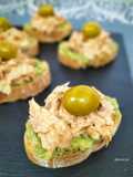 Tostaditas de guacamole con cremoso de caballa en tomate