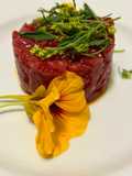 Tartare di scottona al coltello con fiori di nasturzio e senape