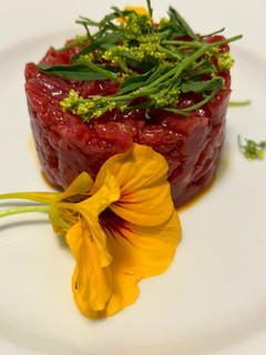 Foto di Tartare di scottona al coltello con fiori di nasturzio e senape