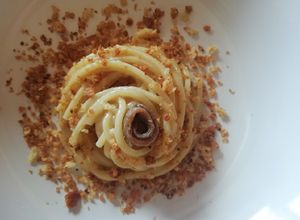 Foto di Spaghetti con burro, acciughe e mollica fritta 🌷
