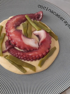 Una foto de Pulpo sobre crema de patatas