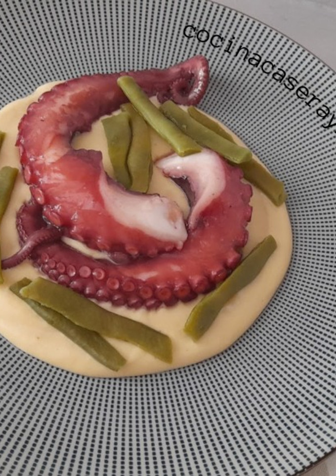 Una foto de Pulpo sobre crema de patatas