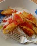 Dedos de pescado con arroz blanco y salsa de tomate ॐ