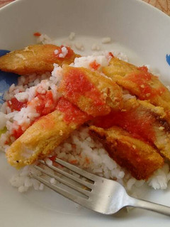 Una foto de Dedos de pescado con arroz blanco y salsa de tomate ॐ