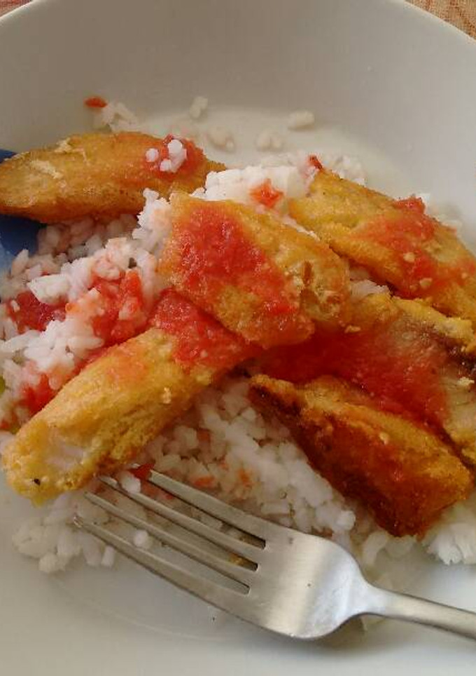 Una foto de Dedos de pescado con arroz blanco y salsa de tomate ॐ