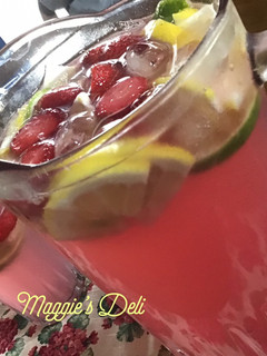 Una foto de Limonada con agua mineral, jugo de arándano y azúcar de agave
