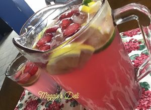 Una foto de Limonada con agua mineral, jugo de arándano y azúcar de agave