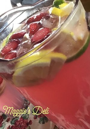 Una foto de Limonada con agua mineral, jugo de arándano y azúcar de agave