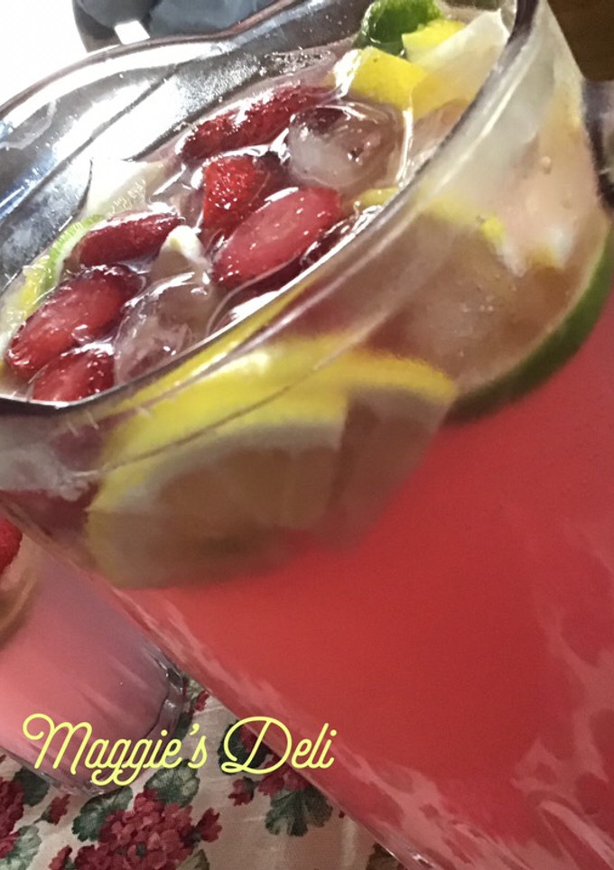 Una foto de Limonada con agua mineral, jugo de arándano y azúcar de agave