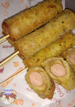 รูปของ ขนมปังโรลไส้กรอกทอด (Deep-fried Sausage Bread Rolls)