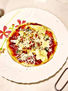 नो यीस्ट चीज़ पिज़्ज़ा (no yeast cheese pizza recipe in Hindi) रेसिपी मुख्य फोटो
