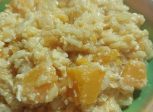 Una foto de Arroz 🥘 cremoso con calabacín/anco 🧡😋