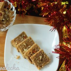 A picture of Gur papdi.