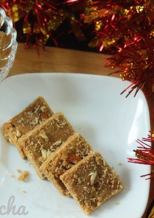 A picture of Gur papdi.