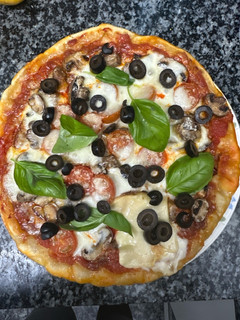 Una foto de 543. Pizza de chorizo y champiñones (principal pasta)