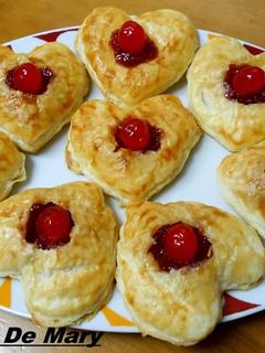 Una foto de Corazones de hojaldre rellenos de fresa