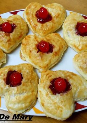 Una foto de Corazones de hojaldre rellenos de fresa