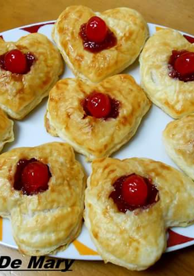 Una foto de Corazones de hojaldre rellenos de fresa