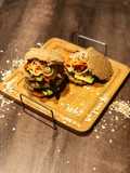 Sandwich vegetariano con pan de avena en sartén