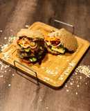 Sandwich vegetariano con pan de avena en sartén