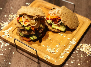 Una foto de Sandwich vegetariano con pan de avena en sartén