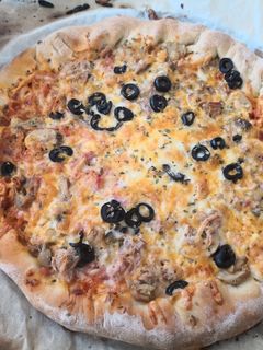 Una foto de Pizza casera con bordes de queso en Mambo