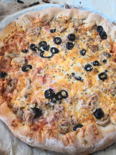 Una foto de Pizza casera con bordes de queso en Mambo