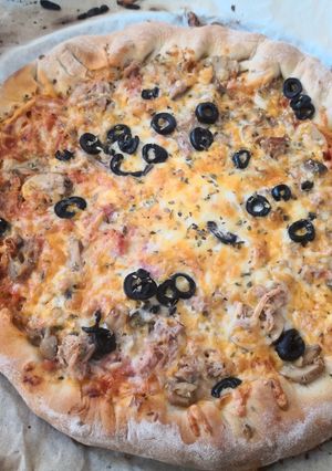 Una foto de Pizza casera con bordes de queso en Mambo