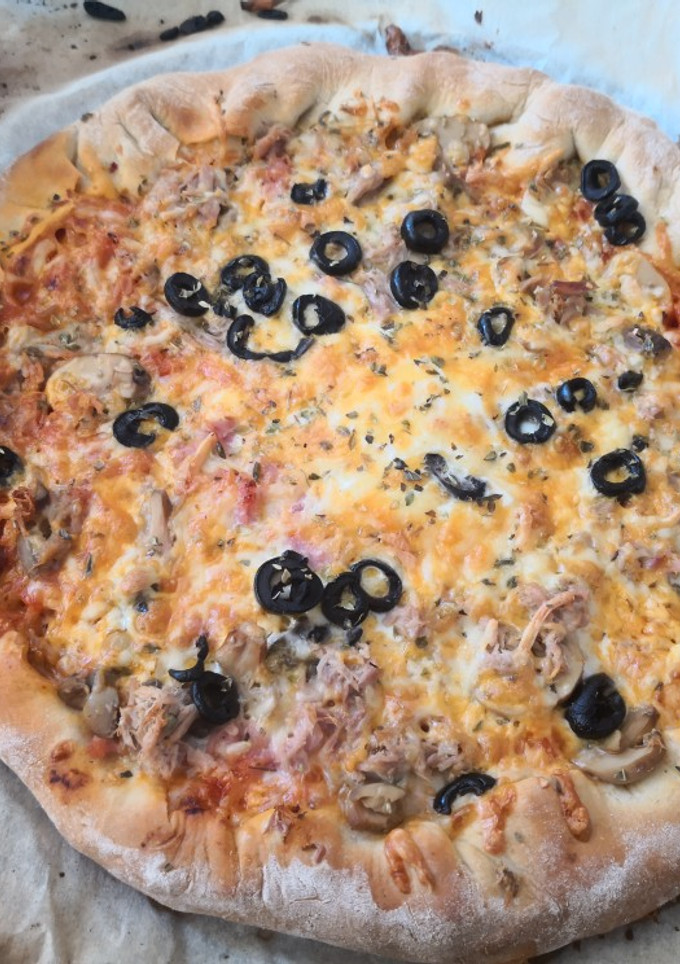 Una foto de Pizza casera con bordes de queso en Mambo