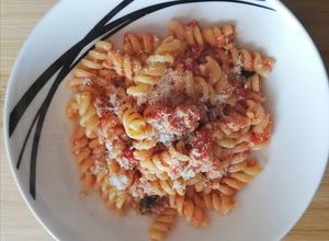 Foto di Fusilli con salsiccia, pomodori e ricotta 🍖🍅
