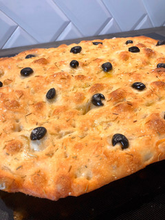 Una foto de Focaccia de olivas negras y romero