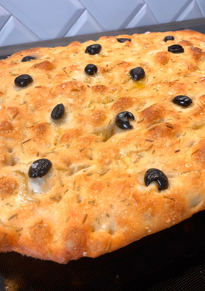 Una foto de Focaccia de olivas negras y romero